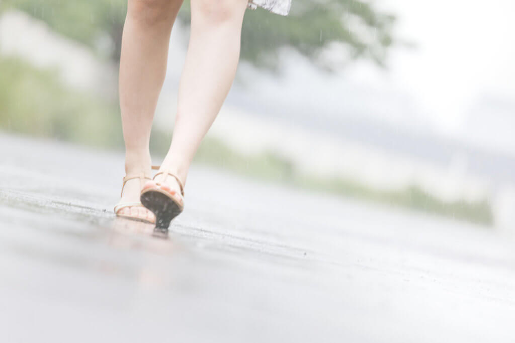 雨の日と女性の足元 ［モデル：佐竹パイナップル］