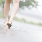 雨の日と女性の足元 ［モデル：佐竹パイナップル］