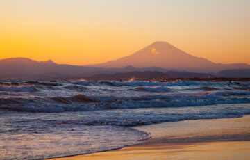 押し寄せる波と富士の山